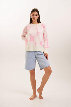 dzhemper_s_tsvetochnym_printom_