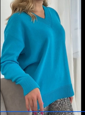 dzhemper_s_v_vyrezom_