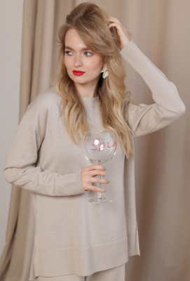 dzhemper_iz_shersti_merinosa_s_razrezami